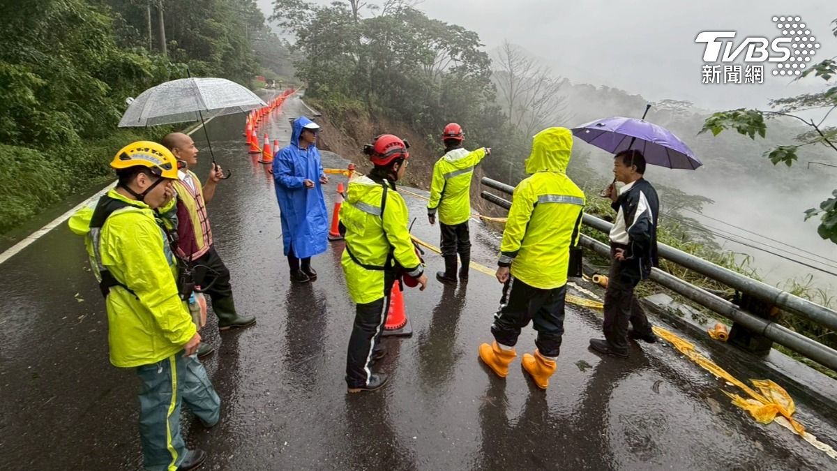 五口墜谷搜救行動因劇烈雨勢被迫喊停。（圖／TVBS）