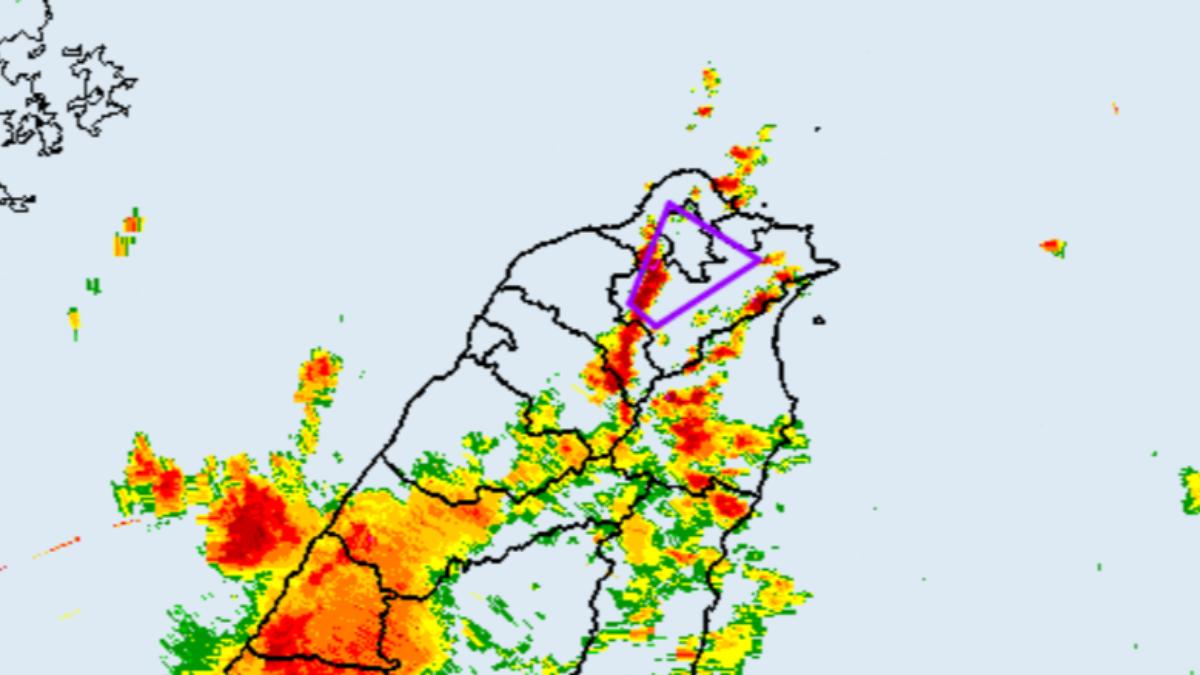 天氣/雷聲大作!雙北雷雨狂炸至2點 雙溪、烏來留意溪水暴漲