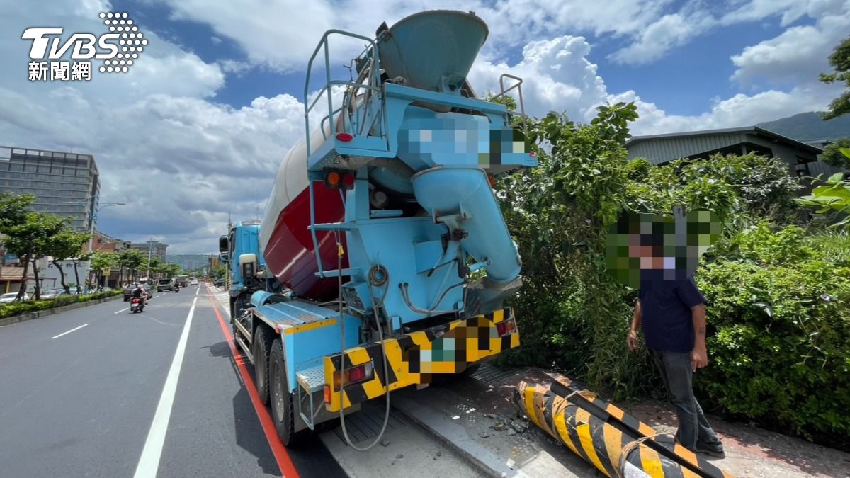 新北八里電桿遭預拌混泥土車撞斷 65歲騎士迎面撞上