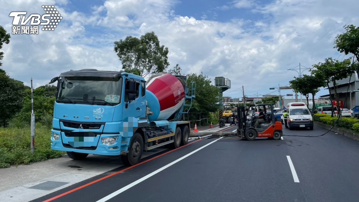 預拌混泥土車撞倒電桿。(圖/TVBS)