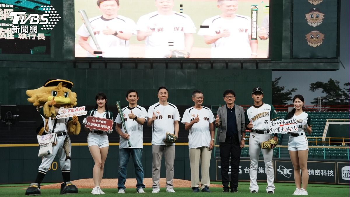 投入150萬支持台鋼雄鷹，並打造專屬應援席。（圖／TVBS）