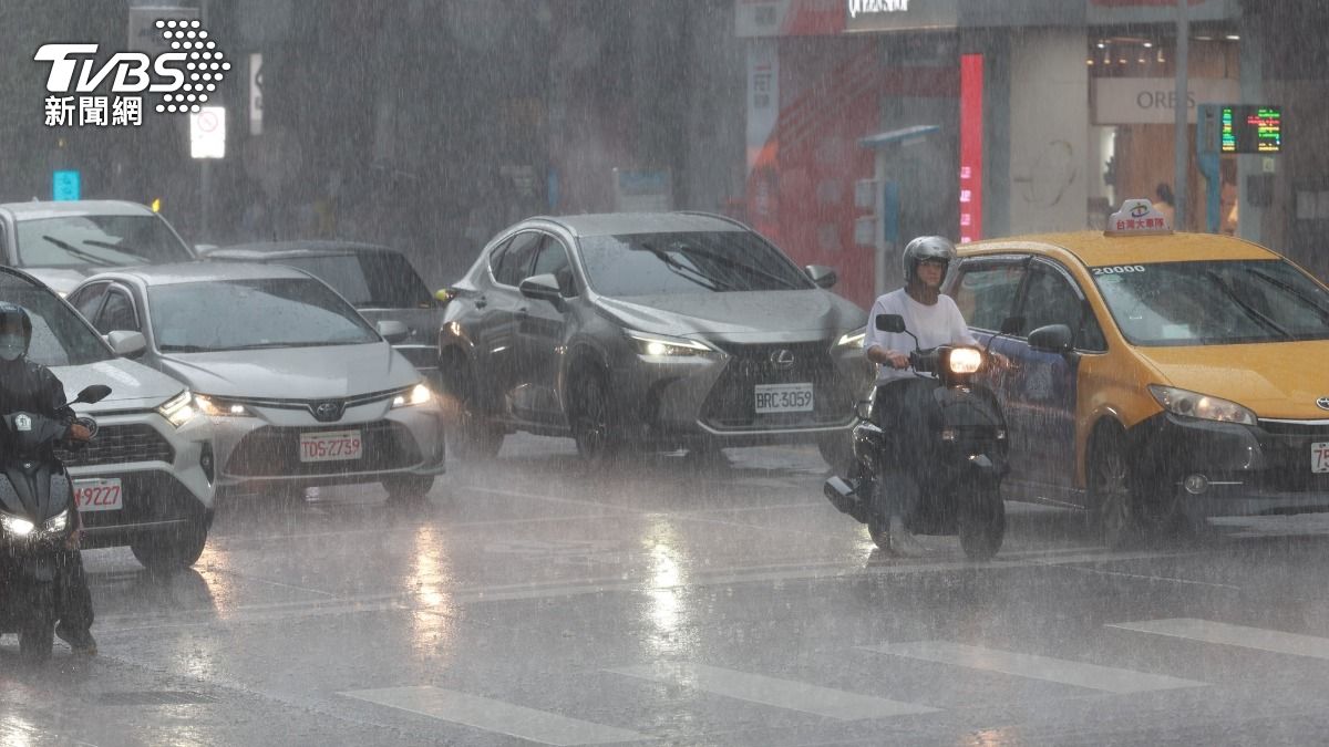 天氣/午後雷雨狂炸雙北 鄭明典:好像開「水龍頭」