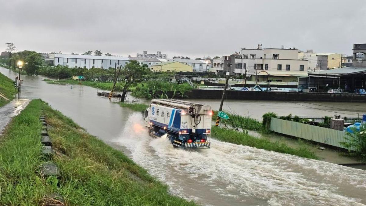 台南市安定區多處道路淹水嚴重。(圖/翻攝自鄭志成臉書)
