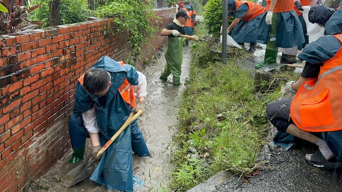 民進黨代理秘書長何博文前往台南市後壁區冒雨挖水溝救災。（圖／翻攝自李宗翰臉書）