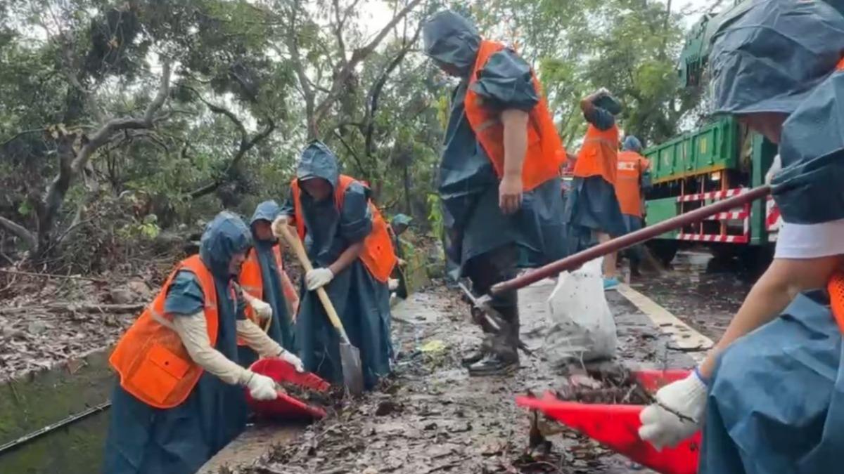 民進黨代理秘書長何博文前往台南市後壁區冒雨挖水溝救災。(圖/翻攝自李宗翰臉書)