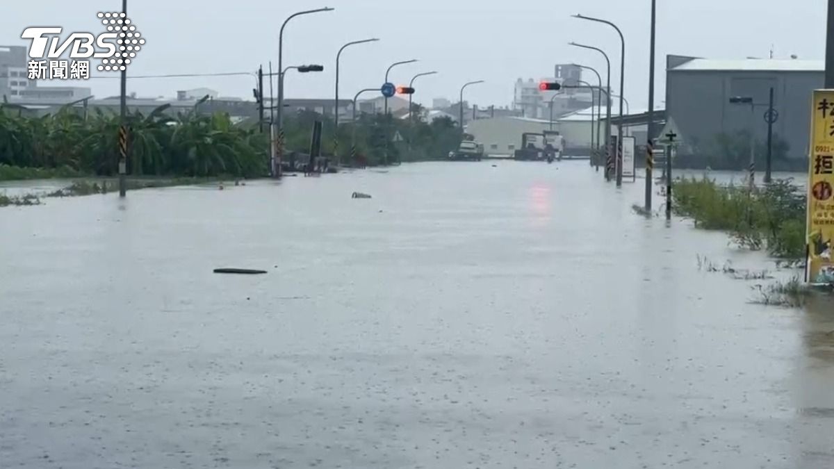 台南淹水安定區成汪洋「2道路封閉」　超商麵包被搶光、店員回不了家