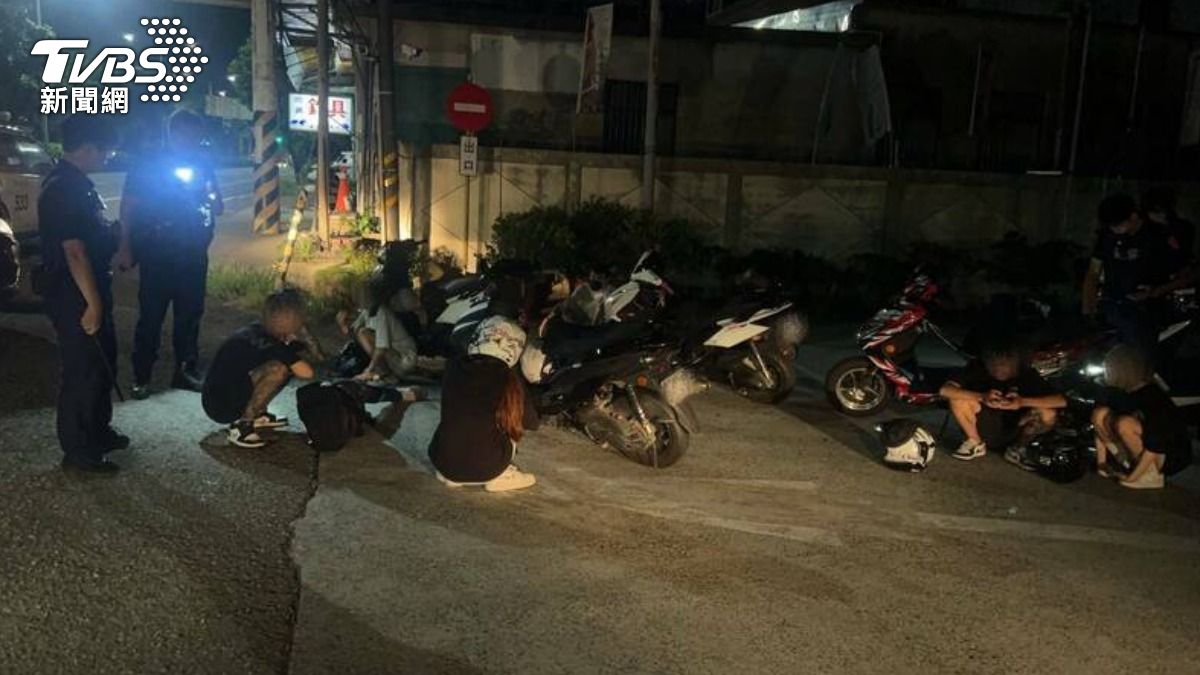 淡水分局強力打擊暑期青少年改裝車，圖為三芝所在一處加油站，查獲約跑的十台改裝車。（圖／TVBS）
