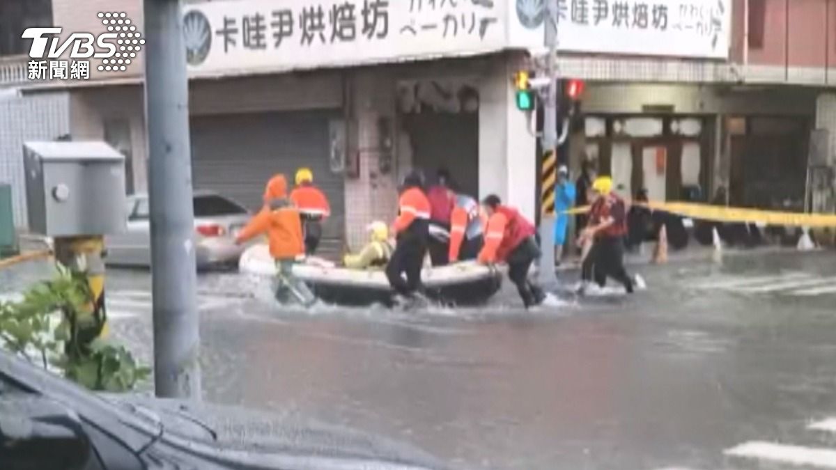 台南安定區最慘!水淹及腰，午後下雨繼續淹，長輩靠「橡皮艇」就醫。（圖／TVBS）