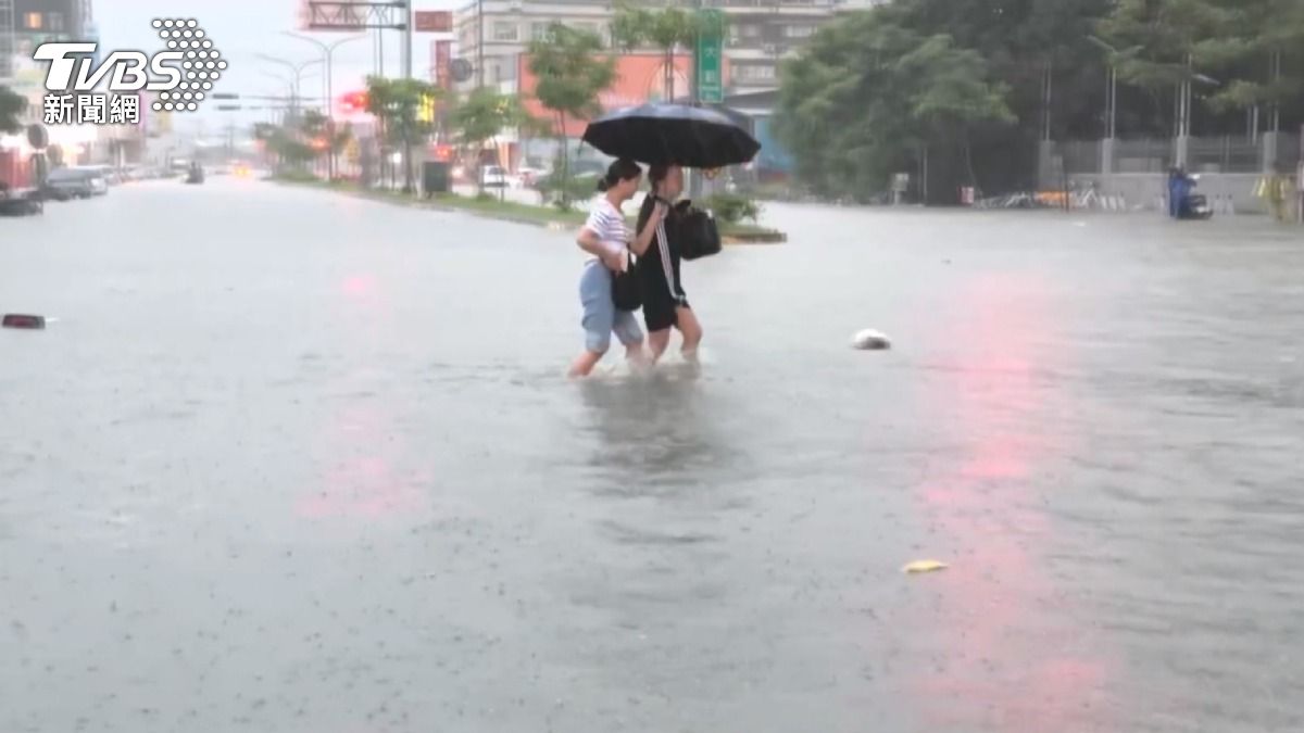 破紀錄！永康時雨量逾103毫米，居民驚：崑山水樂園再現。（圖／TVBS）