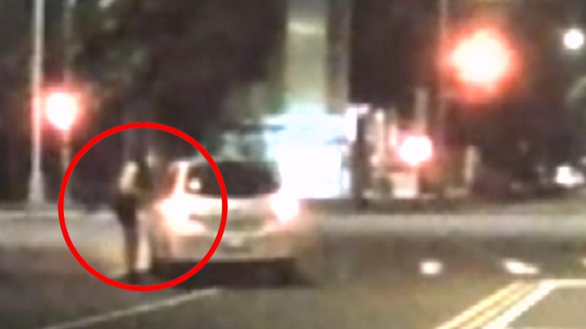 無照男酒駕「閃警急換駕駛」,換一名女子坐上駕駛座。(圖/警方提供)