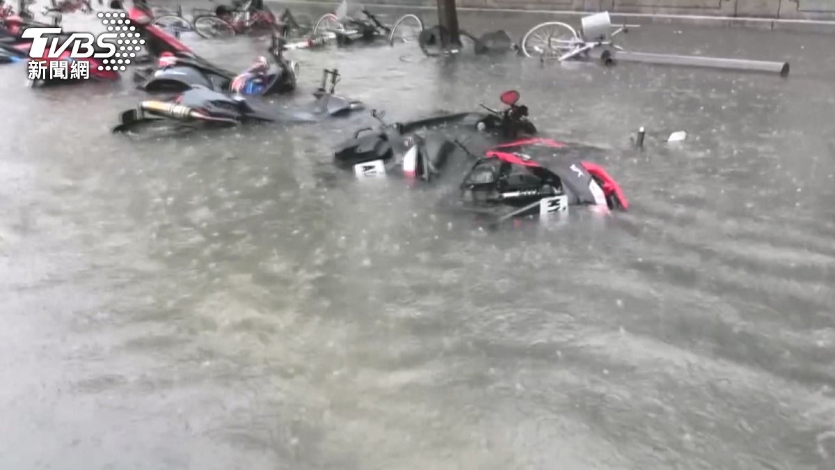 崑山科大前積水達膝蓋，路邊停放的機車泡水慘倒一排。（圖／TVBS）
