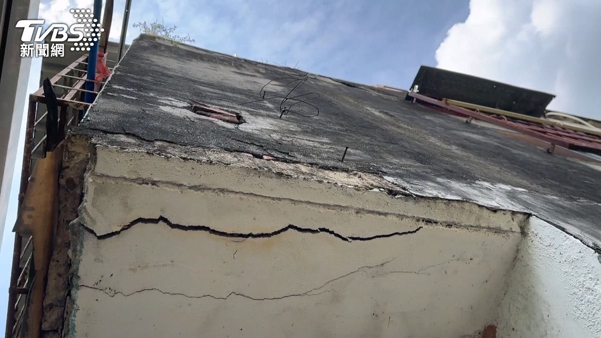 鄰宅因新建案工地打樁，已多處產生裂縫。(圖／TVBS)