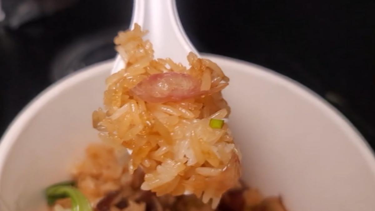稱煲仔飯「鍋巴太硬」害斷牙,男怒:又多顆假牙。(圖/TVBS)