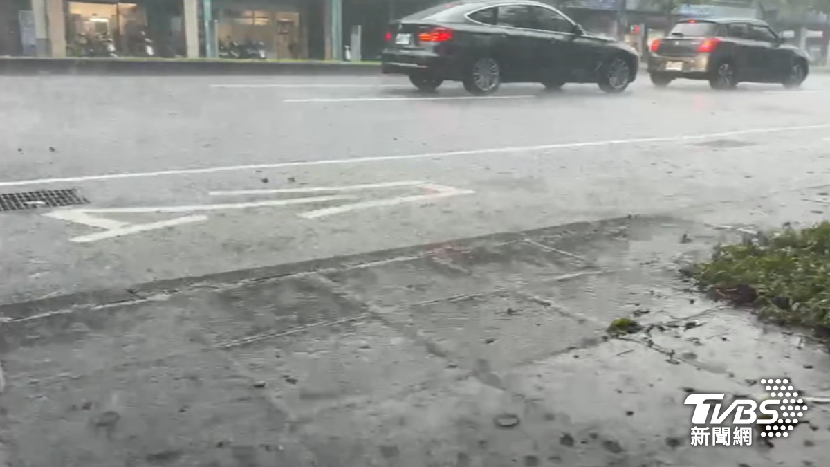 大台北午後出現滂沱大雨。（圖／TVBS）