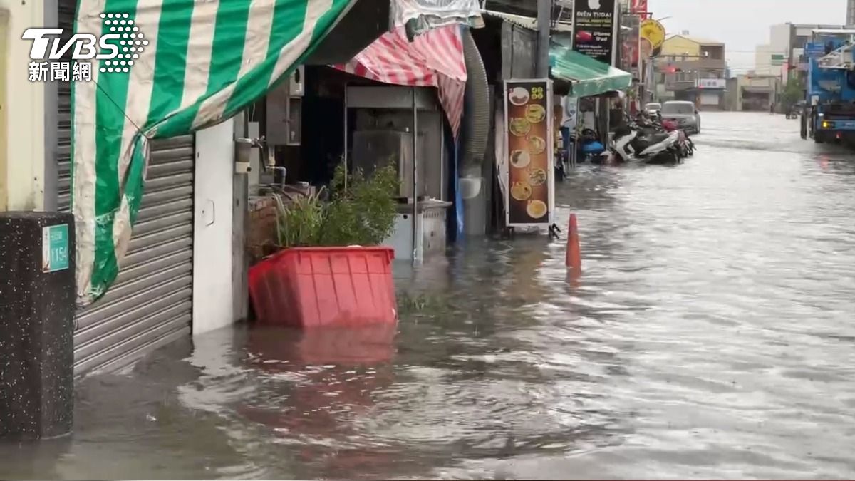 台南暴雨釀災，民眾表示「木閘門也擋不住洪水侵襲。」（圖／TVBS）