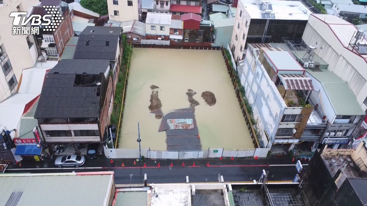 南投民族路新建案工地成滯洪池。(圖／TVBS)