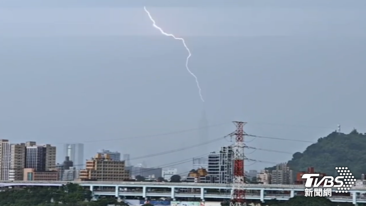 大台北午後出現滂沱大雨伴隨打雷閃電。（圖／TVBS）