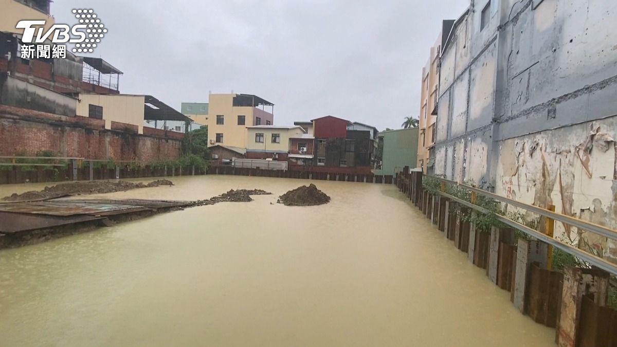 工地積水成池，住戶怕地層下陷再受害。(圖／TVBS)