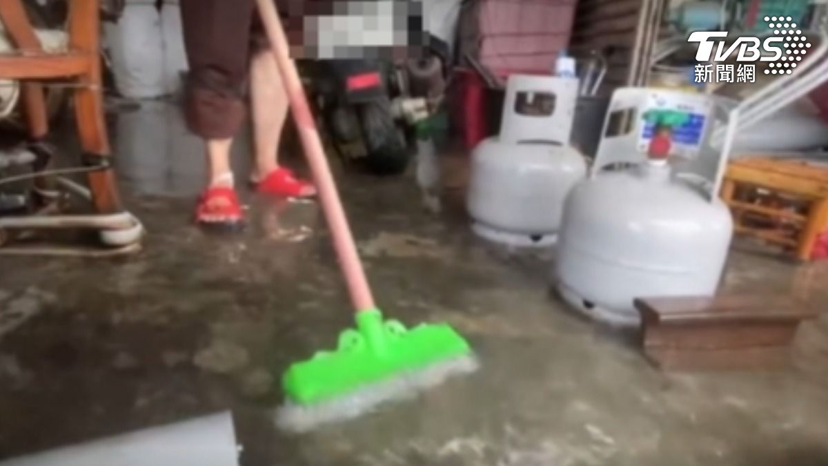 東石鄉彩霞大道住家淹水,家具全泡水中。(圖/TVBS)