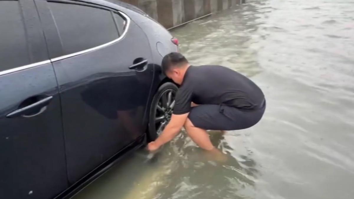 台南其他地區也有許多泡水車,拖吊業者從清晨忙到晚。(圖/TVBS)