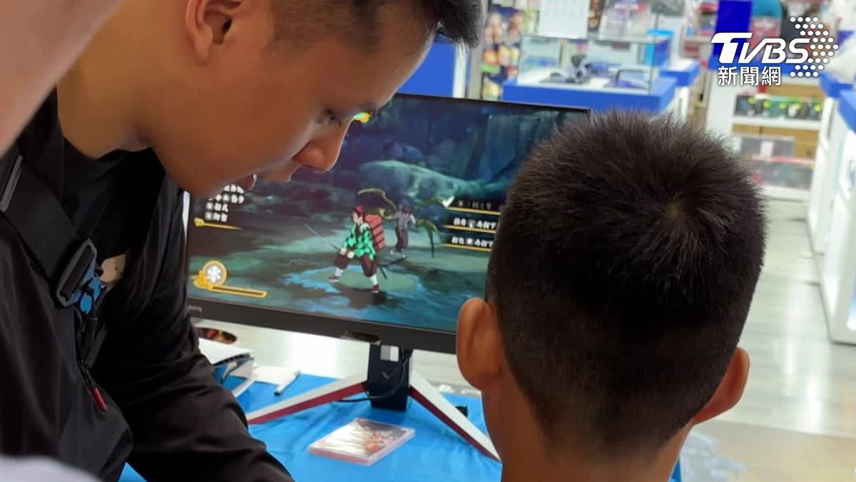 送禮還自用？88節送遊戲片，男童說是爸爸要玩。（圖／TVBS）