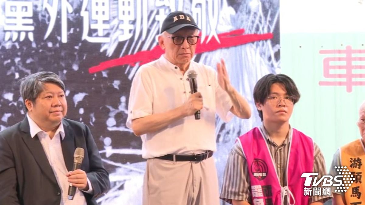 曹興誠(中間)和游盈隆兩人隔空互嗆多日。(圖/TVBS資料畫面)