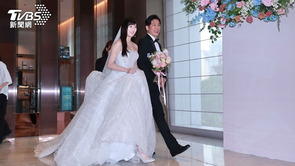 林逸欣身披白色亮片婚紗絕美登場。（圖／黃城碩攝）