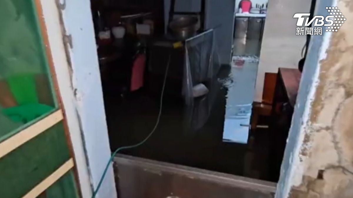 強降雨襲台南,七股慘況曝,水淹進家園。(圖/TVBS)
