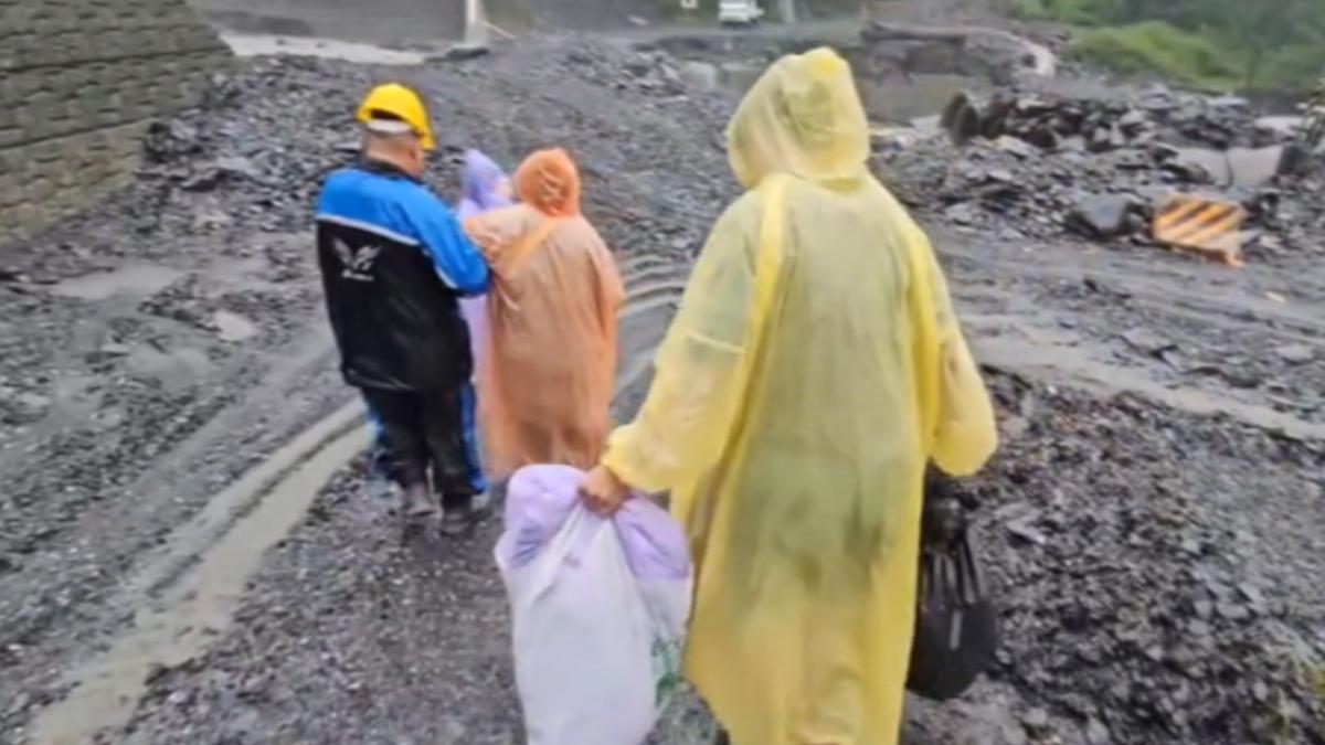 屏東霧台路斷村民涉水下山就醫。（圖／TVBS）