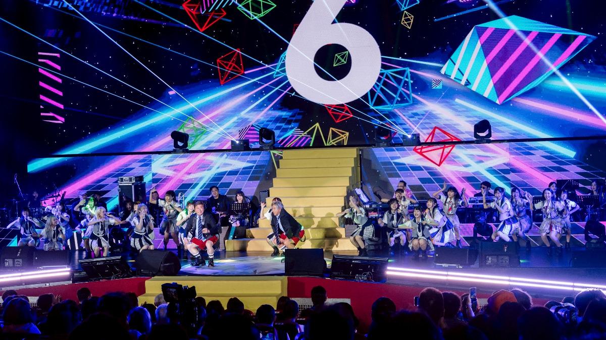 胡瓜和歐弟在AKB48 Team TP力拱下大跳16蹲。(圖/萬星傳播提供)