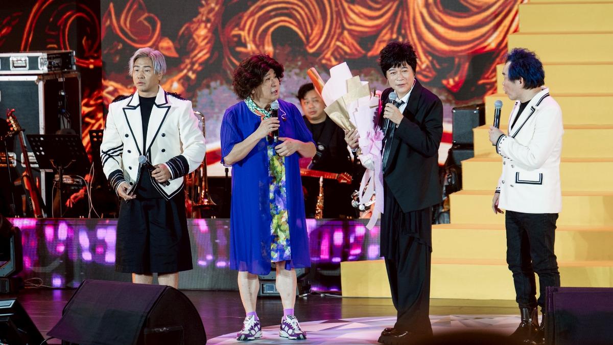 洪榮宏唱一半「歐巴桑衝上台」 自稱洪媽被拆穿:來都來了