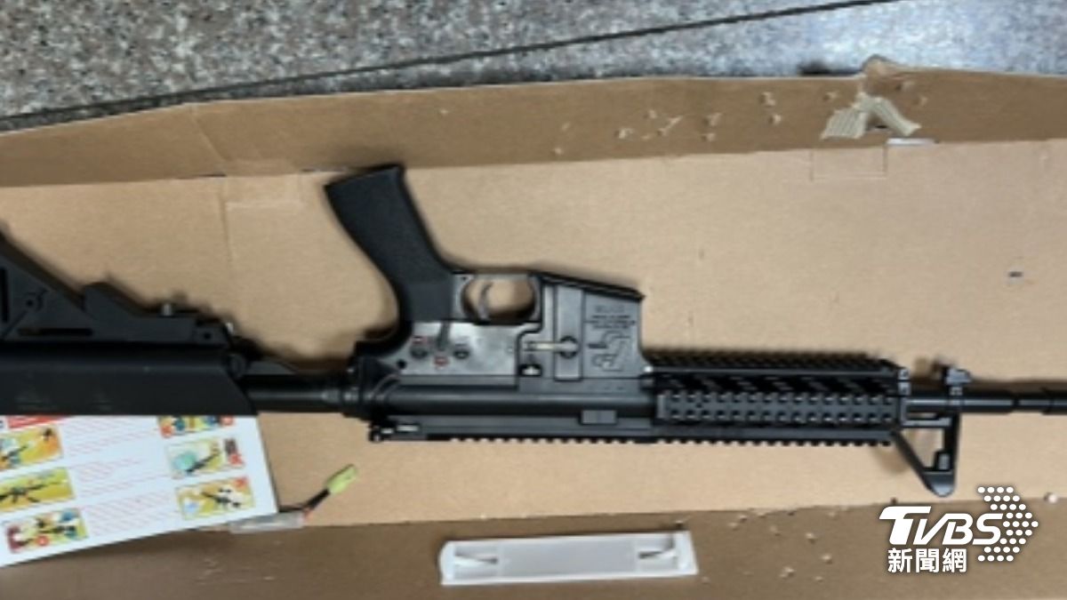 台中市南屯區文心拖吊保管場警衛室窗戶2日中午遭人持槍射擊，造成1名保全手部受傷。（圖／中央社）
