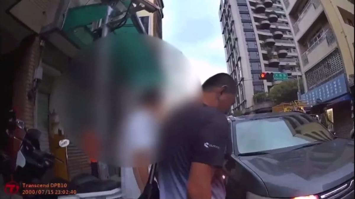機車被拖怒報復，男持槍轟拖吊場。(圖／警方提供)