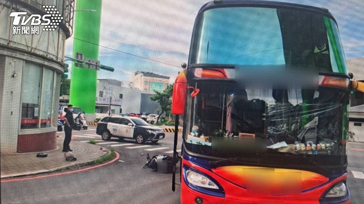 遊覽車駕駛右轉疑似沒看到女騎士,雙方擦撞。(圖/TVBS)