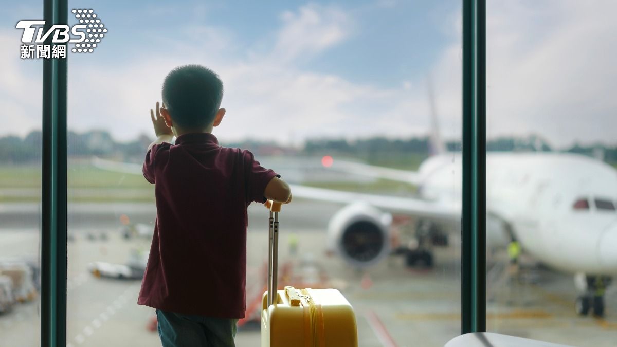 10歲兒護照過期！父母狠心「丟包機場」　自己登機爽度假