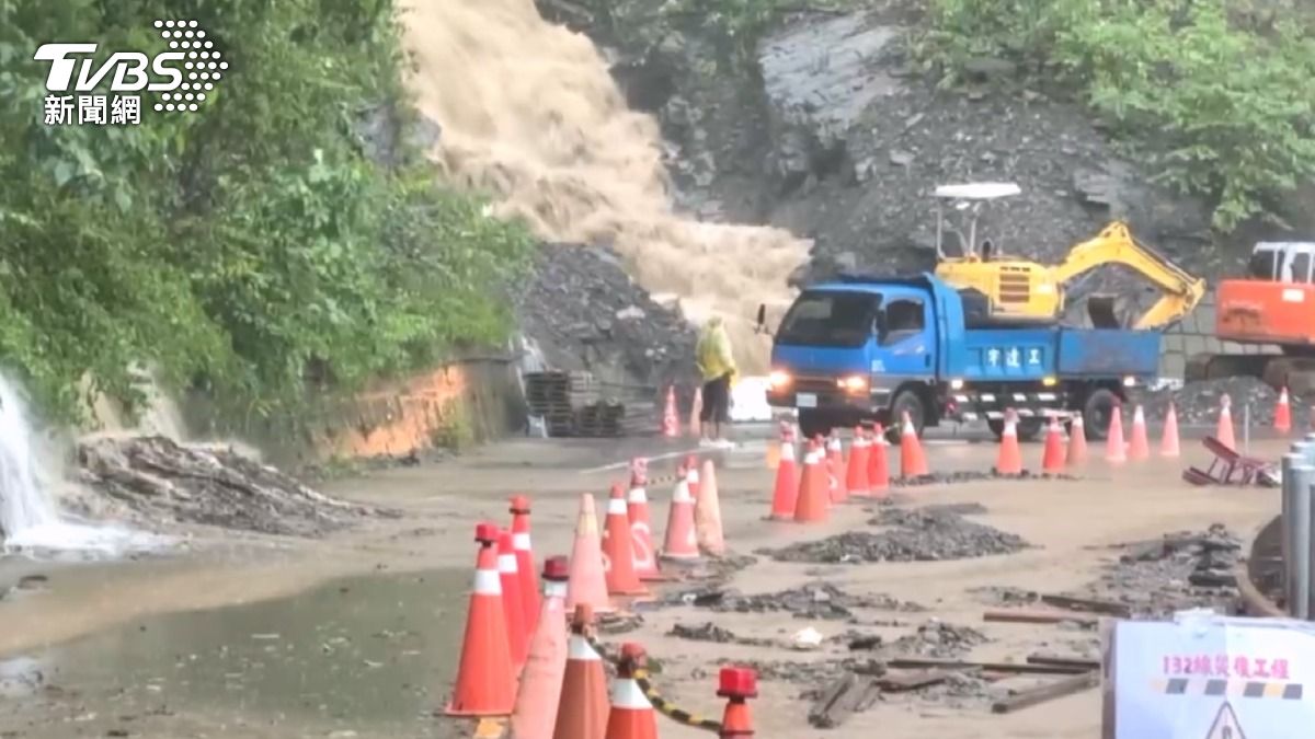 恐怖!茂林累積雨量創紀錄,居民淚訴:每天半夜都下大雨。(圖/TVBS)