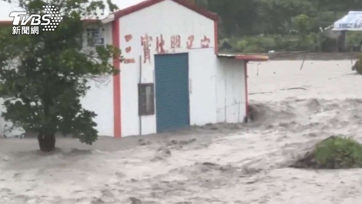 現場泥流滾滾。（圖／TVBS）