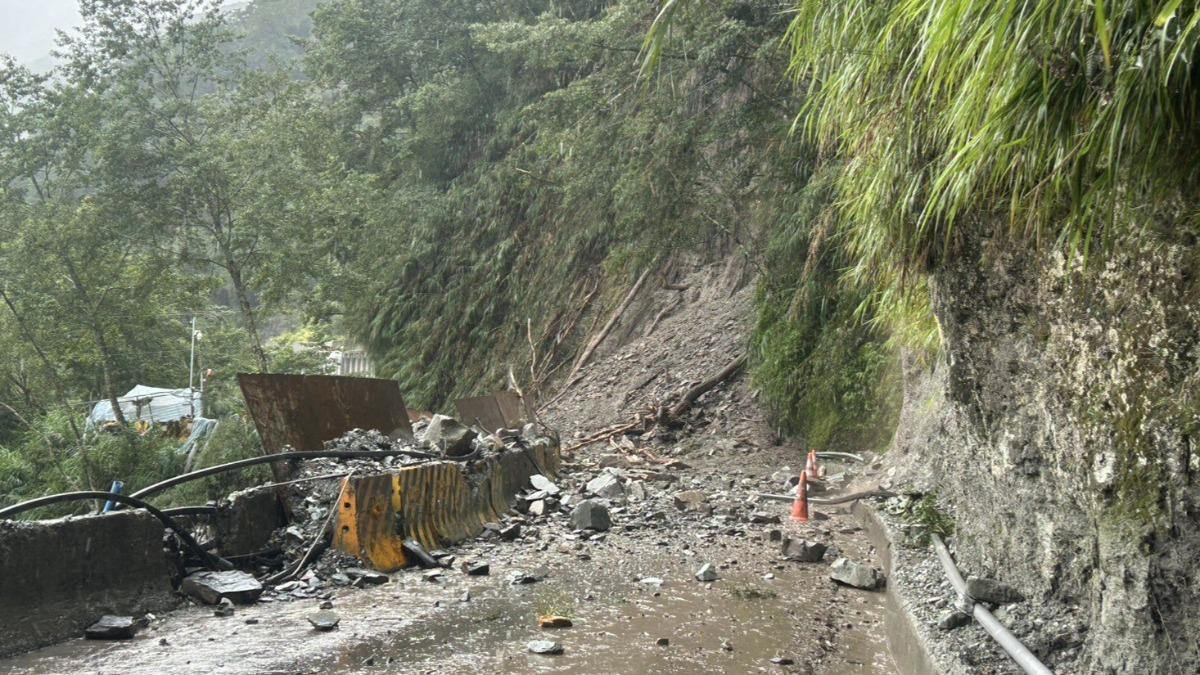 台東縣海端鄉台20線155K+100（栗園路段）邊坡坍方。（圖／翻攝自公路局官網）