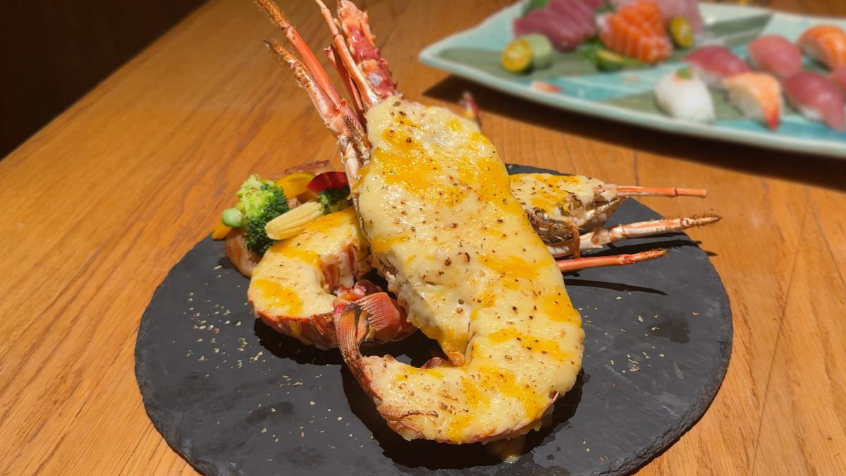 「饗食天堂」8月1日至8月10日期間可以698元加購〈焗烤龍蝦〉1隻。(圖/業者提供)