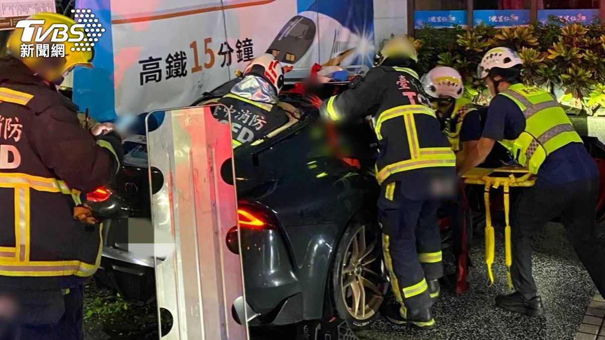 消防人員抵達後,火速利用破壞器材將擋風玻璃敲開救出林男。(圖/TVBS)