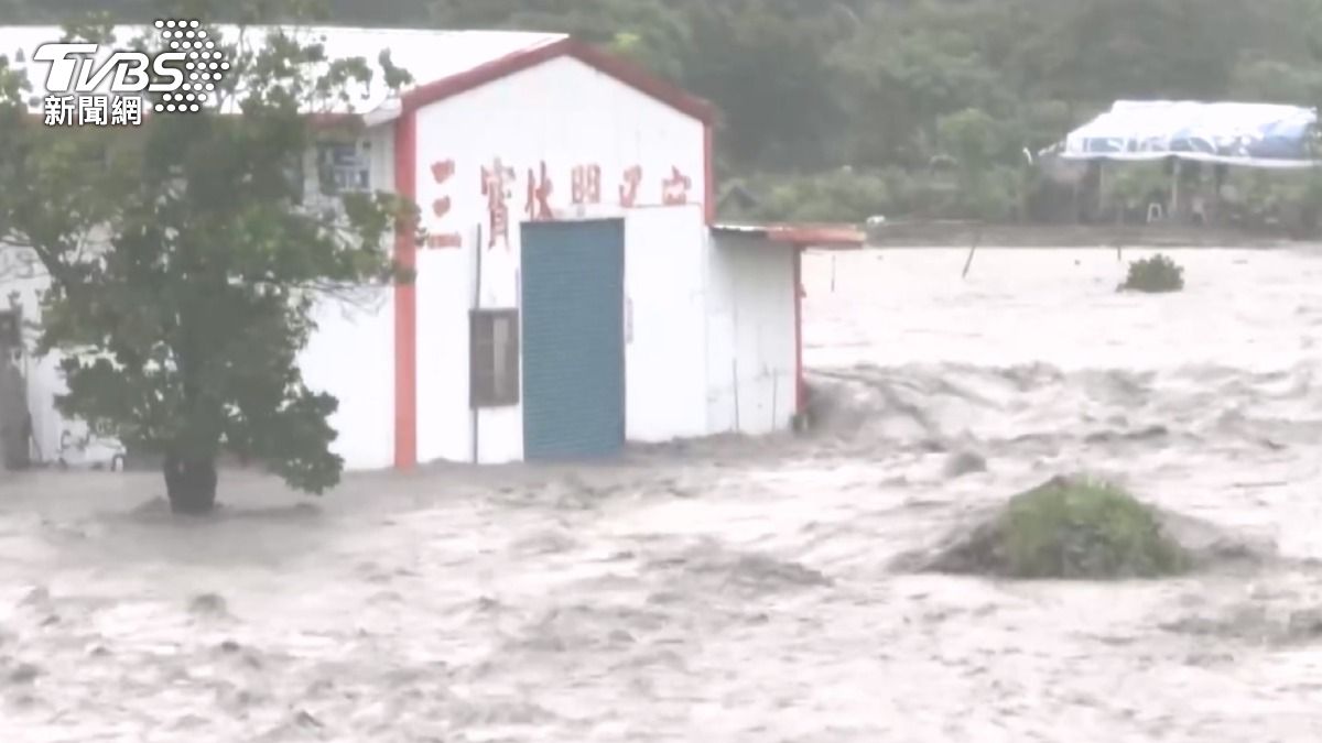 台東溫泉民宿泡水中,「電線桿全淹沒」畫面驚。(圖/TVBS)