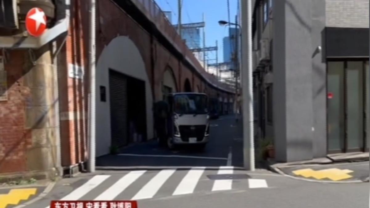 有兩名陸客在東京街頭遭四名男子痛毆,陸媒重回案發現場,發現地面上仍留有血跡。(圖/上海東方衛視)