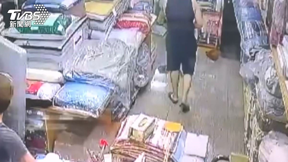台南暴雨淹商家,寢具五折清貨救損。(圖/TVBS)