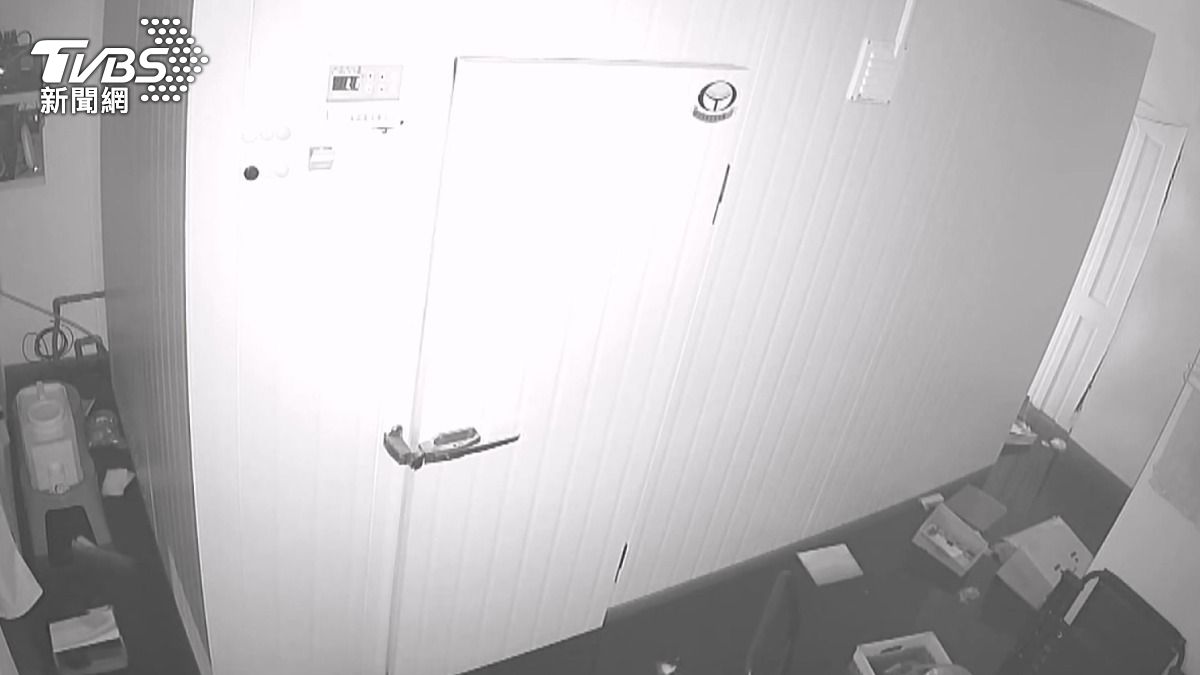 台南永康慘淹,百公斤冷凍櫃被水推動,業者:修復需好幾天。(圖/TVBS)