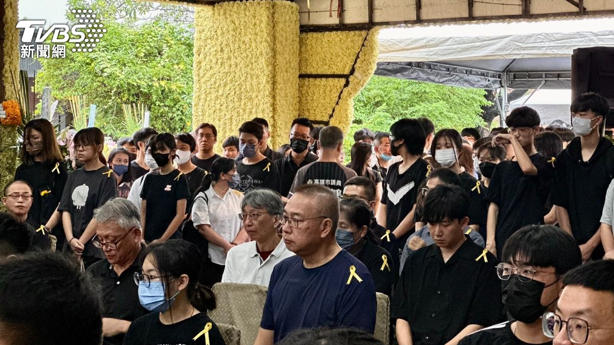 鄭奇老師的告別式學子冒雨齊聚靈堂。(圖／TVBS)