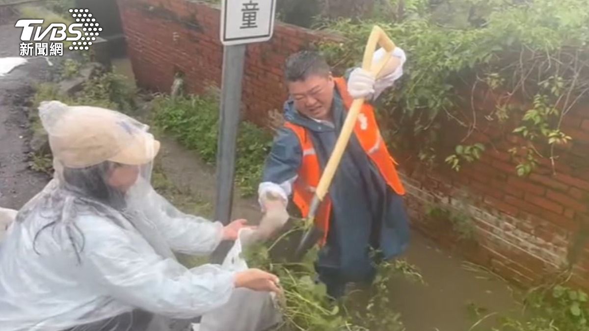 何博文台南清水溝全身泥 葉元之揭1事「腳踏兩條船」:沒救了