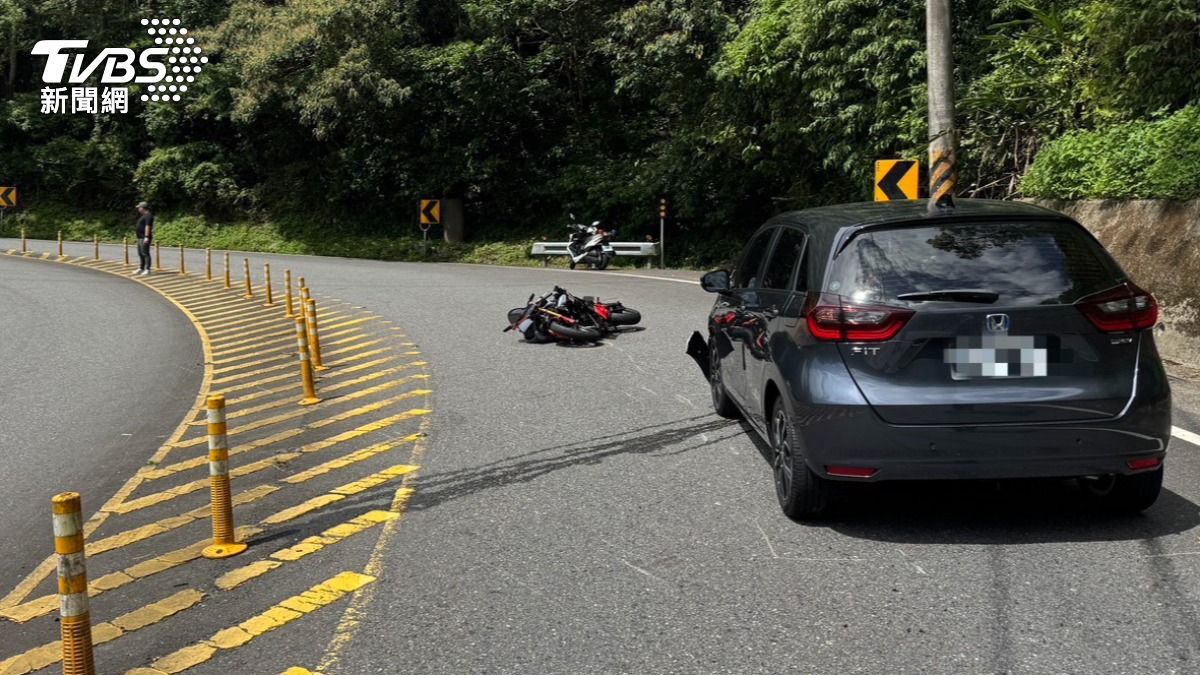 騎士撞擊後斷腿送醫,車輛遺留在現場。(圖/TVBS)