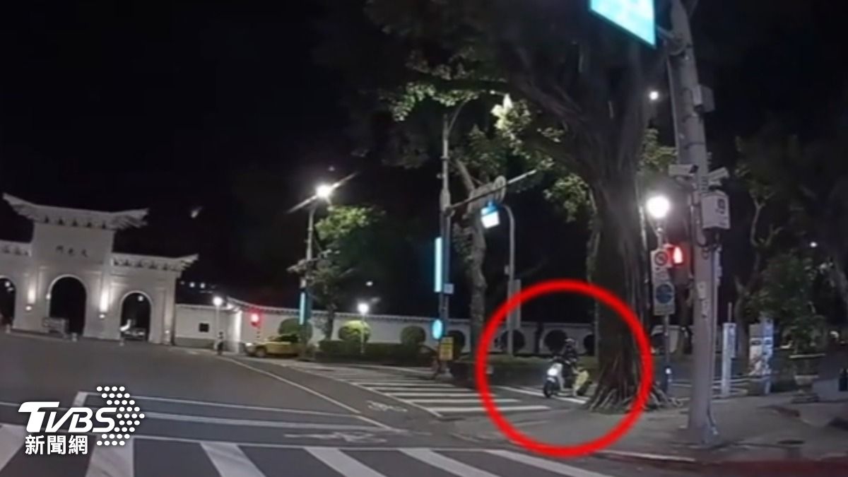 巡邏員警見女騎士 綠燈不走長達10秒。(圖/TVBS)