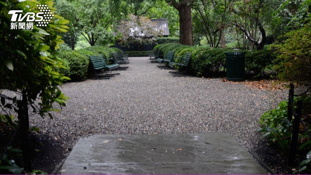 紐約暴雨水灌住家（圖／達志影像美聯社）