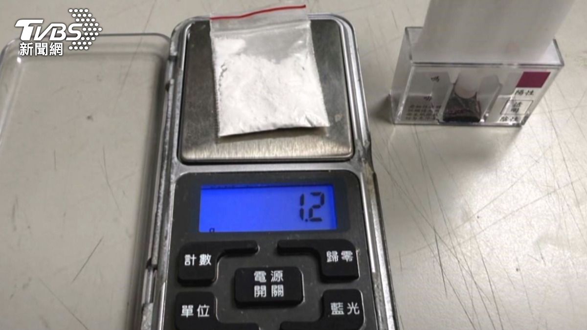 警方在男子身上搜出安非他命兩包、海洛因一包以及一把金牛座手槍。(圖/警方提供)